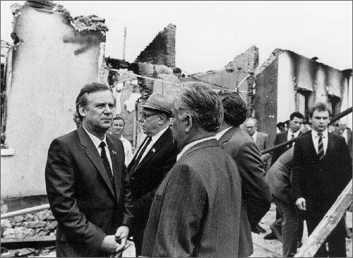 Председатель Совмина СССР Рыжков в Фергане в июне 1989 года после погрома  турок-месхетинцев