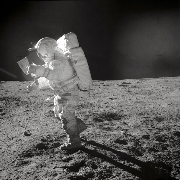 Эдгар Митчелл изучает карту на Луне, 6 февраля 1971 года