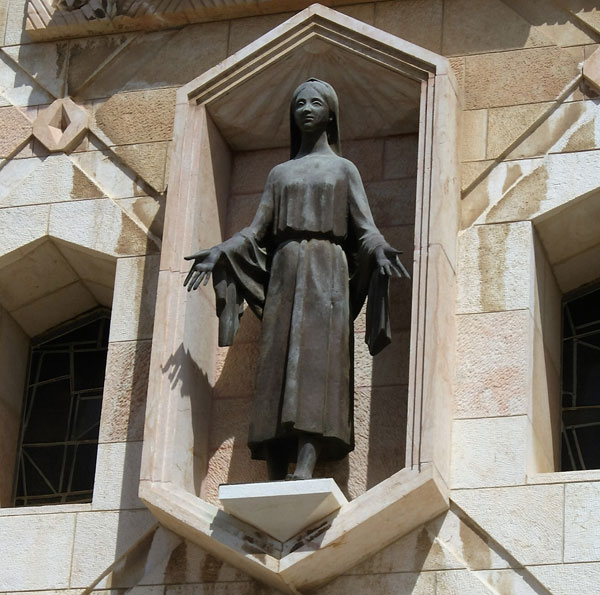 Мария – на стене Церкви Благовещения в Назарете
