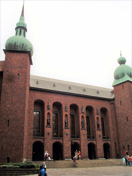 Здание Стокгольмской ратуши, где проходят торжественный ужин и бал в честь новоиспеченных лауреатов, несколько мрачновато из-за потемневшего кирпича, но этот негатив скрашивает очаровательная зелень 