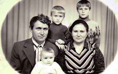 Вальдемар и Зина Брандт с детьми перед отъездом в Германию.