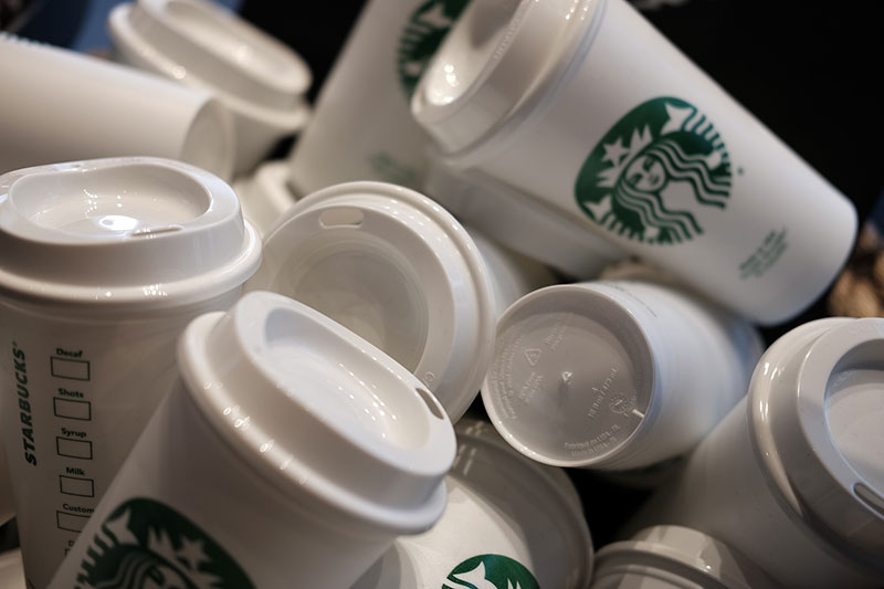 Сеть Starbucks заявила, что «глубоко потрясена» сообщениями об использовании просроченных ингредиентов