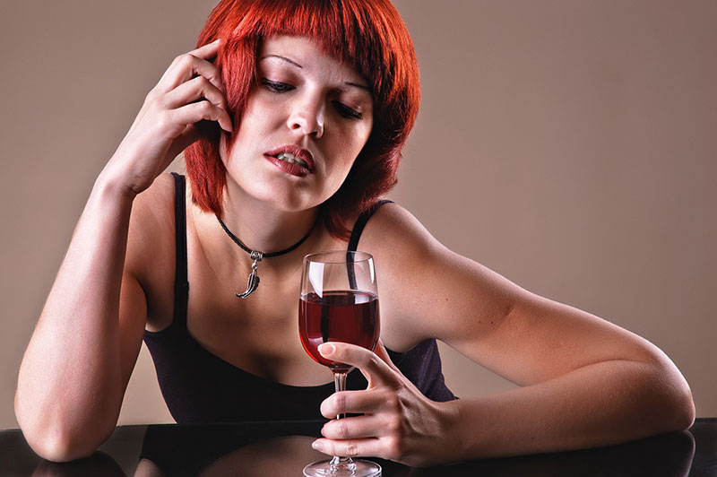 Американские психологи выяснили, что доводит женщин до пьянства