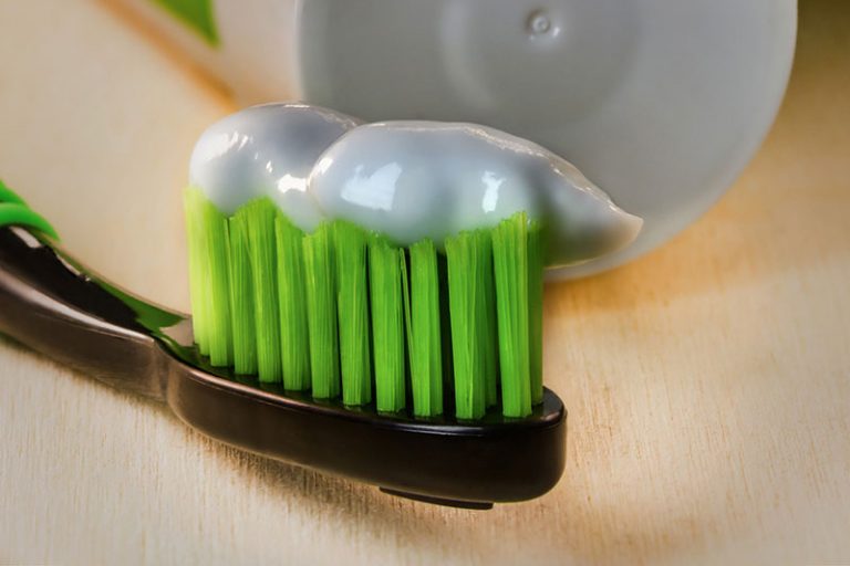 toothbrush-6816604_1920