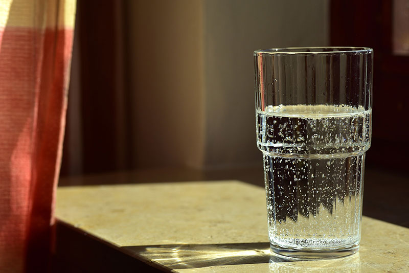 Врач Кононенко рассказала, зачем на самом деле нужно выпивать с утра стакан воды натощак