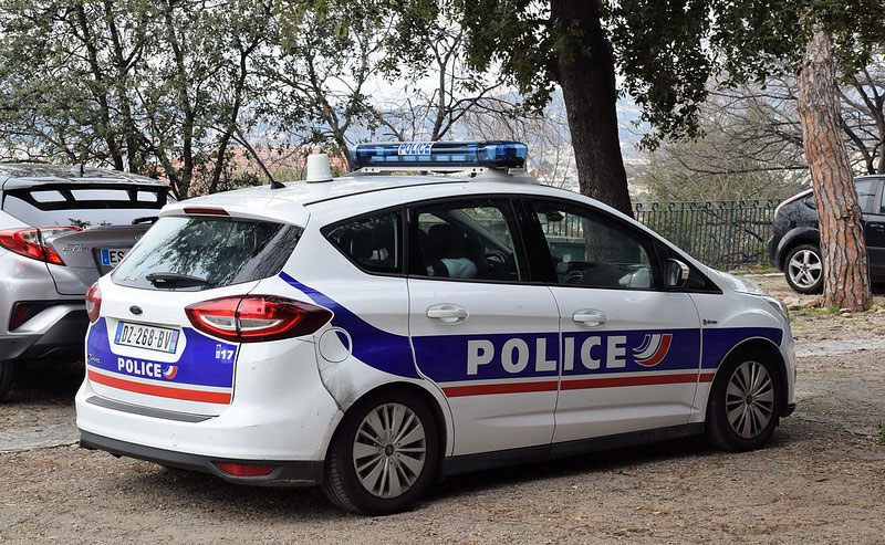 Кого охраняет день и ночь французская полиция