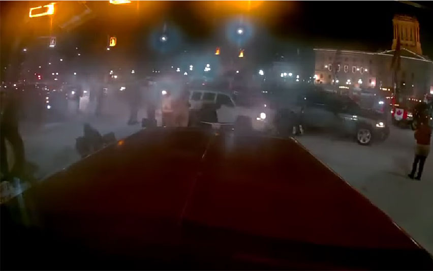 В Канаде мужчина на внедорожнике въехал в толпу митингующих против принудительной вакцинации, четверо ранены