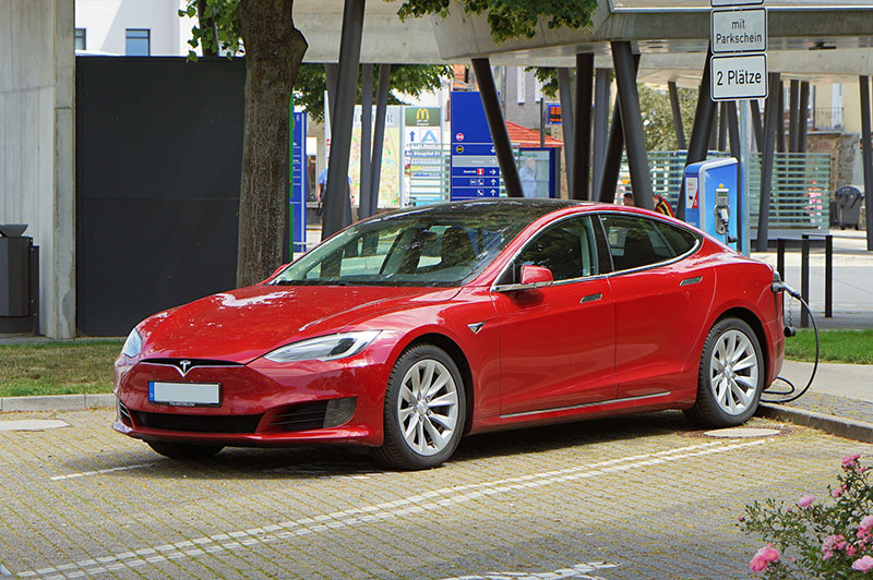 Поставки автомобилей Tesla выросли по итогам «исключительно сложного» квартала