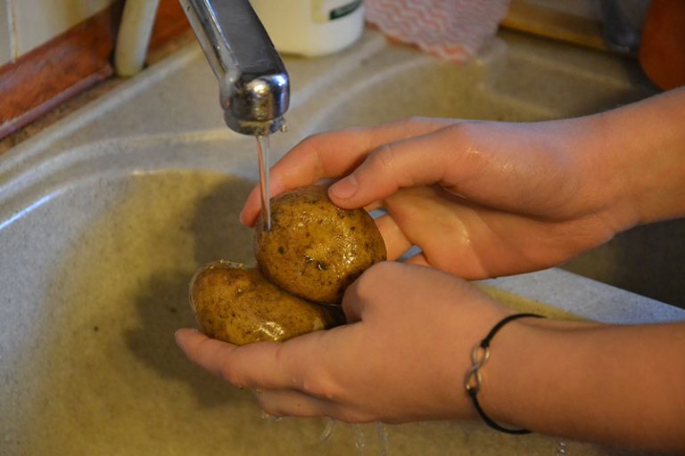 washing-vegetables-gd784ac5ae_1920