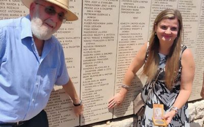 Dr.-Isidore-Zuckerbrod-and-Renata-Szyfner-at-the-Wall-of-Honor-in-the-Garden-of-the-Righteous-Among-the-Nations-640×400