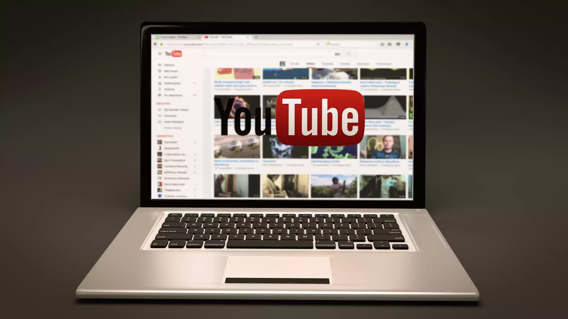 YouTube заблокировал тысячи каналов, где войну называли "спецоперацией"