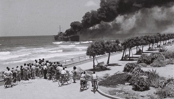 Altalena_off_Tel-Aviv_beach