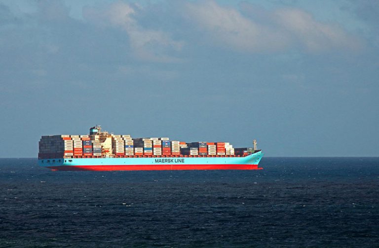 container-ship-on-the-sea-4163424_1920