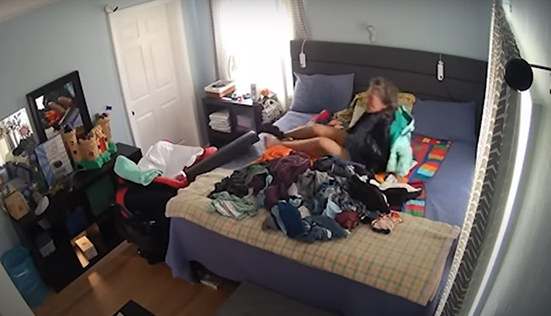 Бездомная женщина была найдена спящей в детской кроватке в чужом доме и ...