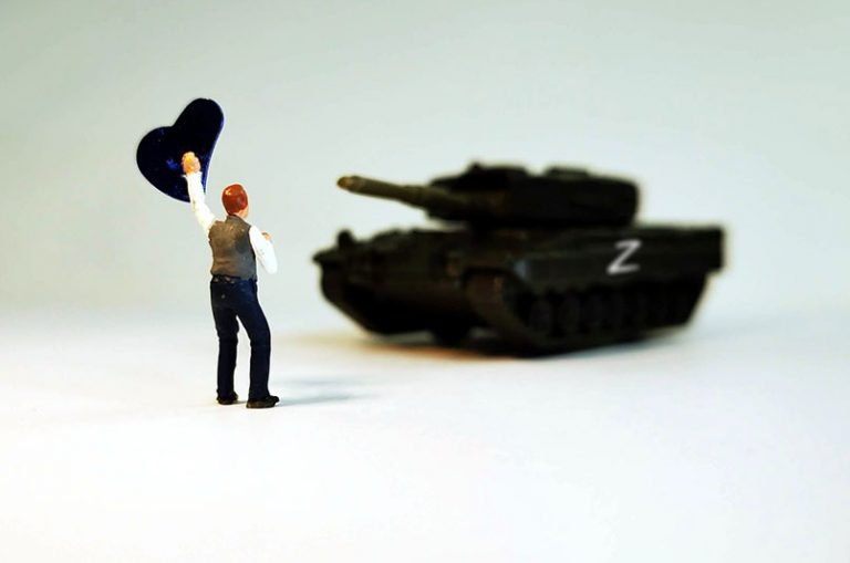 miniature-figures-7092383_1920
