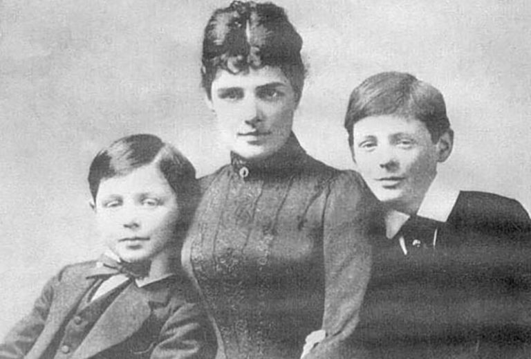 Jennie_Churchill_with_her_sons