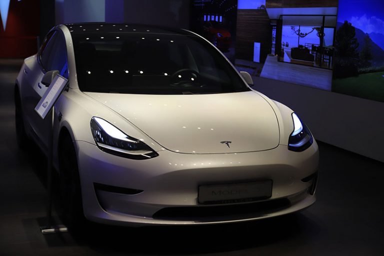 tesla-g41b2ae259_1920