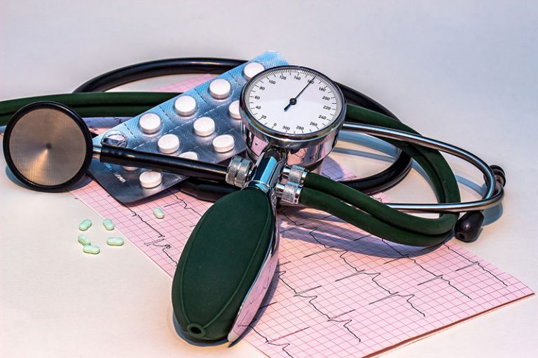 blood-pressure-monitor-g8ce6683ea_1920