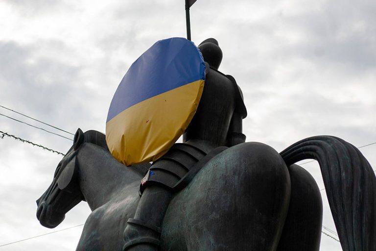 statue-gfe7c3547d_1920