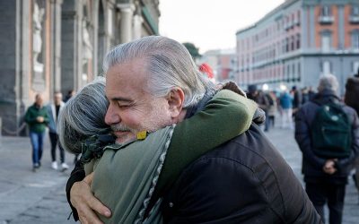 embrace-4788167_960_720