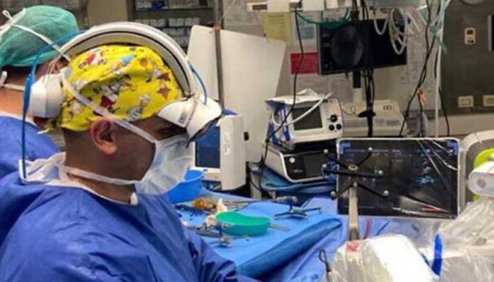 Dr.-Cezar-Mizrahi-is-seen-AR-surgery-at-Jerusalems-Shaare-Zedek-Medical-Center.27-640×400