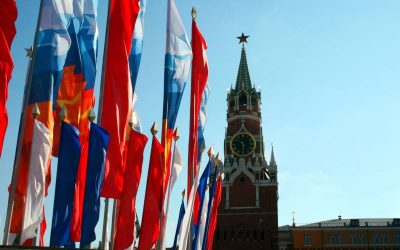 kremlin-spasskaya-tower-and-flags