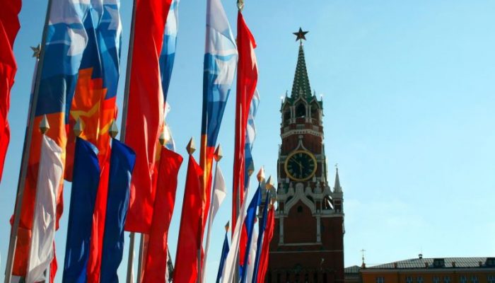 kremlin-spasskaya-tower-and-flags