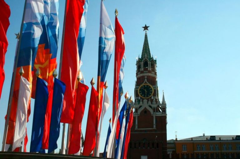 kremlin-spasskaya-tower-and-flags