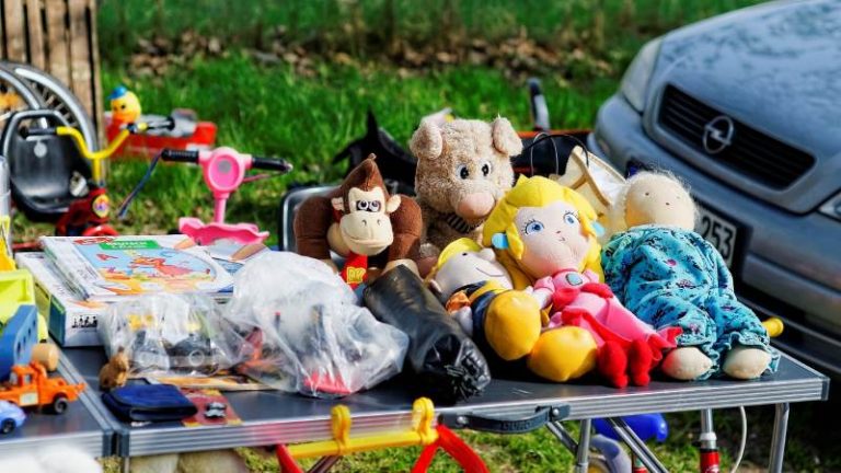 flea-market-2552658_1280