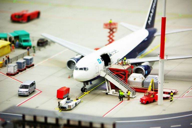 airport-687256_1280