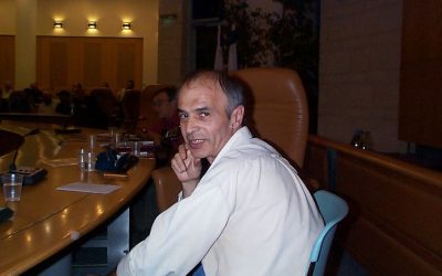 1. И. Бяльский, на презентации Первого ИЖ; на заднем плане Ю. Ким. Иерусалимский муниципалитет, 28 окт. 1999. Фото М. Бяльский