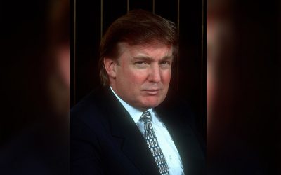 Donald_Trump_poses_for_a_portrait_December_15,_1996_at_his_office_in_New_York_City