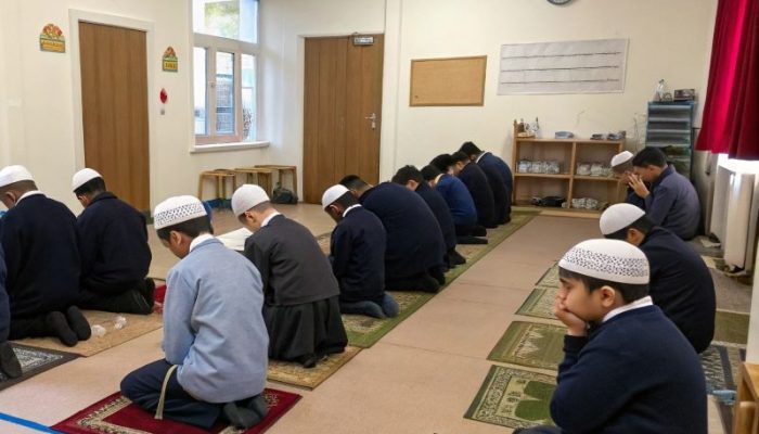 muslim-islamic-boys-in-london-s-school-praying