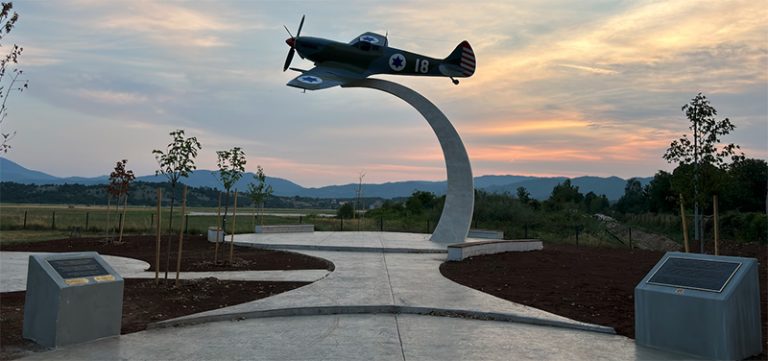 ПАМЯТНИК ИЗРАИЛЬСКОМУ САМОЛЕТУ-