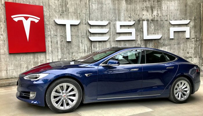 tesla-fans-schweiz-2swaWy4Xhb0-unsplash