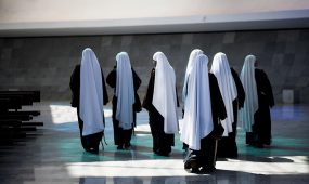 nuns-4153008_1280