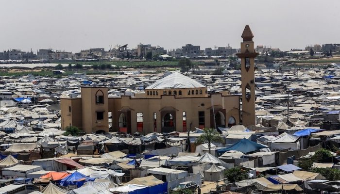 Palestinian-Tents-Around-Mosque-in-Gaza-1320×880
