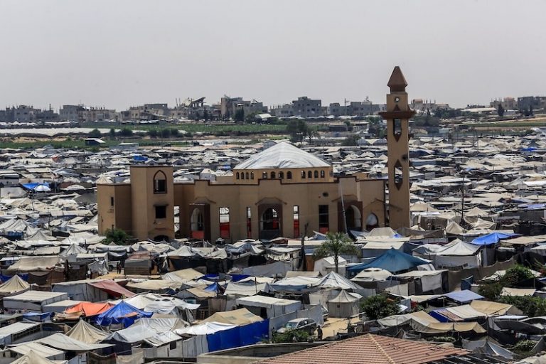 Palestinian-Tents-Around-Mosque-in-Gaza-1320×880