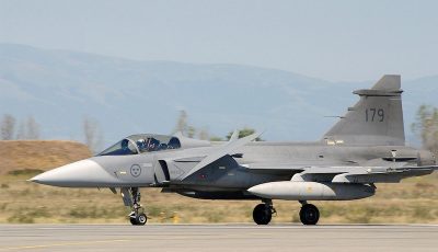 1200px-Swedish_JAS-39_Gripen_landing