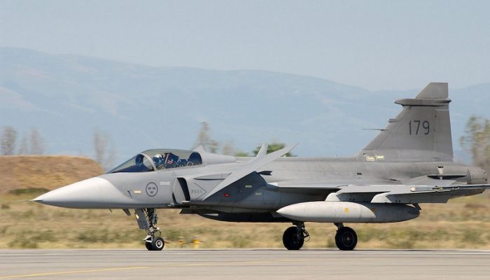 1200px-Swedish_JAS-39_Gripen_landing