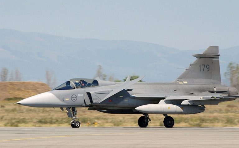 1200px-Swedish_JAS-39_Gripen_landing